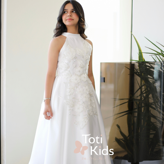 صورة فستان بناتي أبيض بفيونكة خلفية وتطريز | فستان سهرة ملكي - 1036